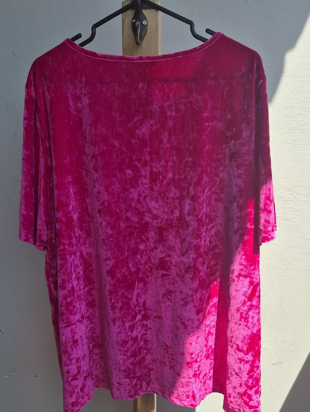 KIM&CO- CRUSHED VELVET TOP - Picture 3 of 3